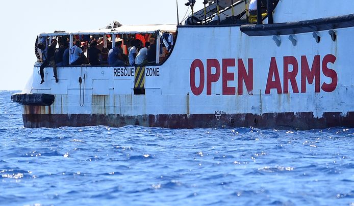 De Italiaanse autoriteiten verbieden het schip aan te meren.