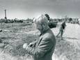 1995: Jan Voskamp kijkt op z'n horloge. Hij heeft geregeld dat staatssecretaris Dick Tommel naar Hengelo komt om de eerste paal te slaan voor een nieuwbouwproject. Maar de Haagse bestuurder laat op zich wachten...