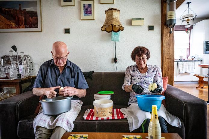 Samen appels schillen, het is in de zomer een dagelijks ritueel voor het stel.