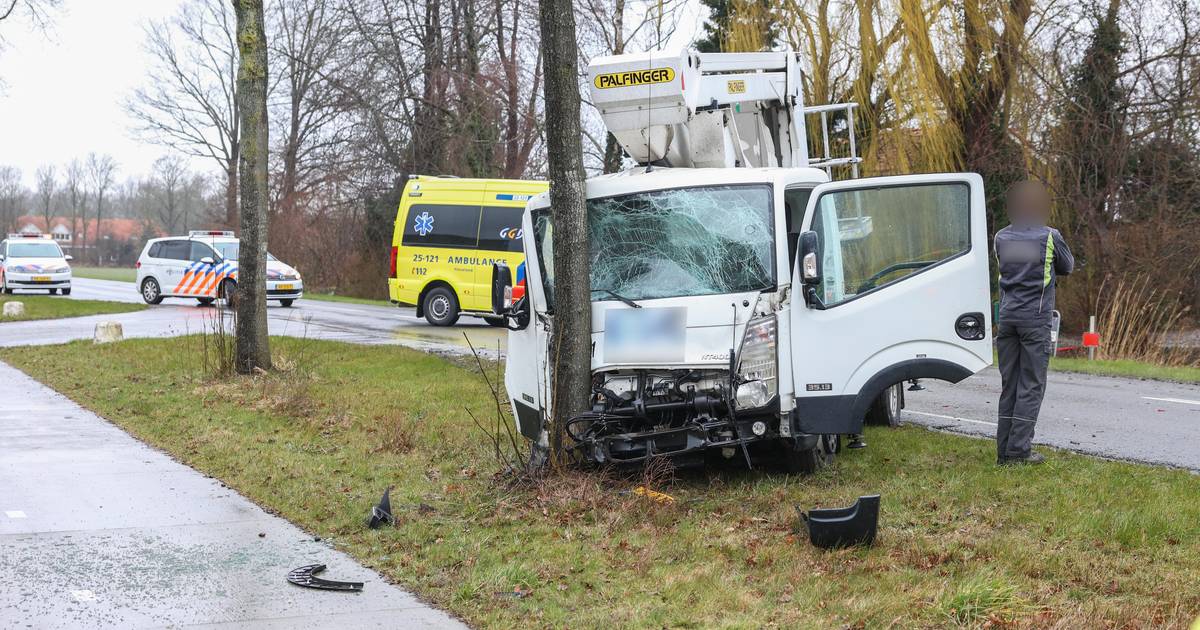 Flinke schade na botsing tussen hoogwerker en busje in Noordoostpolder.