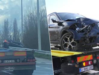 Opnieuw auto door vangrail bovenop verkeerswisselaar E17