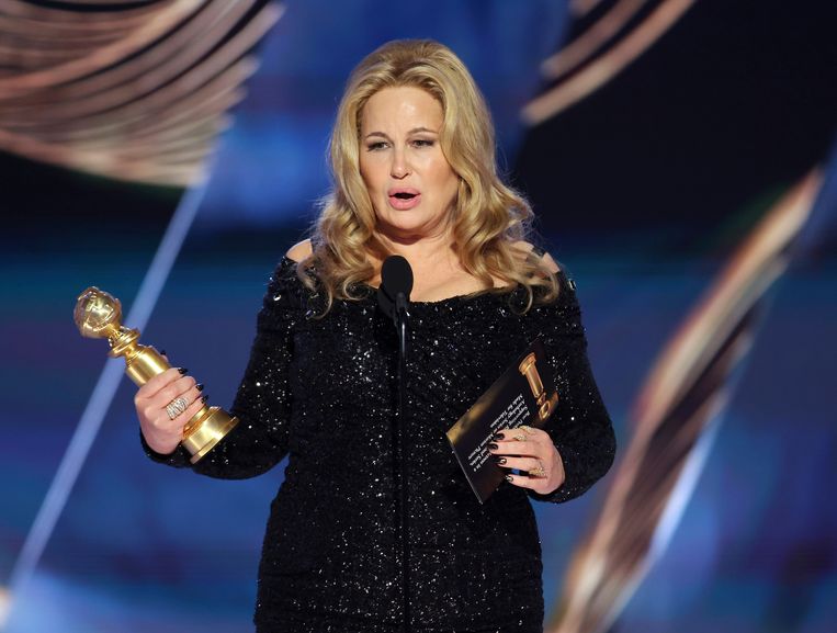 Jennifer Coolidge (beste bijrol, in ‘The White Lotus’) neemt de Golden Globe in ontvangst.  Beeld AP
