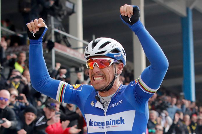 Philippe Gilbert juicht het uit na zijn zege in Parijs-Roubaix.