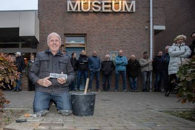 Joop Dielissen krijgt zijn eigen Plekske van verdienste in Neerkant (en graaft ’m zelf in)