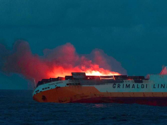 Nieuwe olievlek afkomstig van afgebrand vrachtschip bedreigt Franse kust