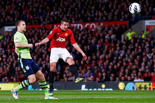 Robin van Persie scoort namens Manchester United  tegen Aston Villa in 2013. Deze volley is misschien wel de mooiste van zijn 144 goals in de Premier League.