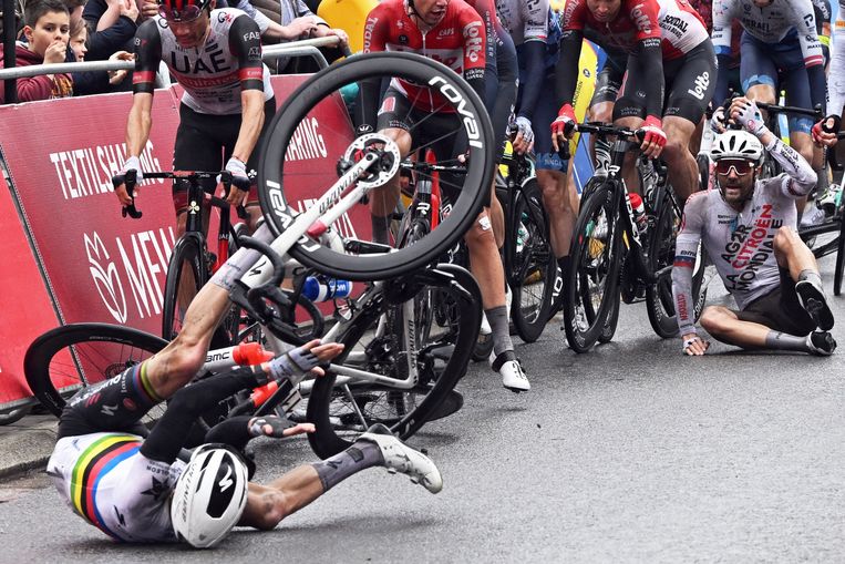 Julian Alaphilippe crasht in de Brabantse Pijl als gevolg van een aanrijding met zijn ploegauto. Beeld Photo News
