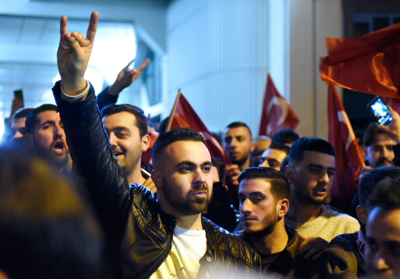 Grijze Wolven onder de demonstranten die in 2017 voor het Turkse consulaat protesteerden.