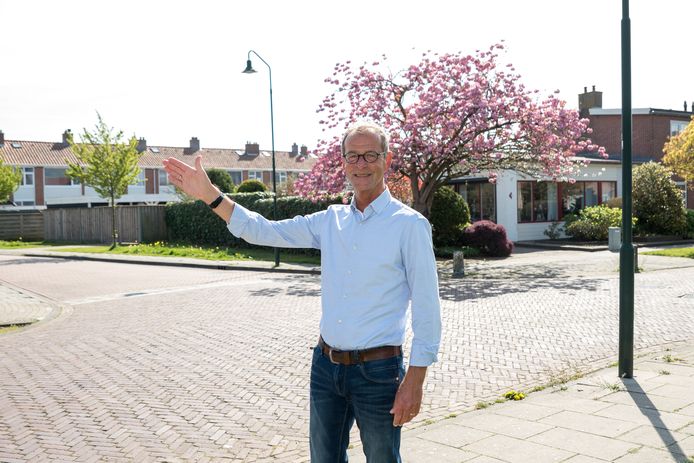 Leo Ike, ambassadeur van Energie Zeeland, in de Caustraat in Zierikzee. In die wijk staan verschillende typen woningen waarvan de inwoners allemaal een ander advies kunnen krijgen om energie te besparen.