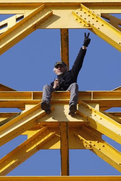 "Je descends d'ici une heure", dit le père sur la grue