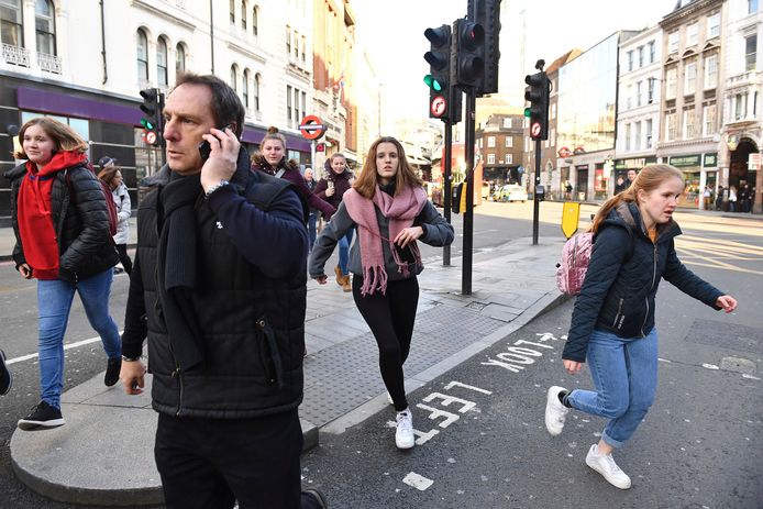 Publiek wordt geëvacueerd bij de London Bridge.