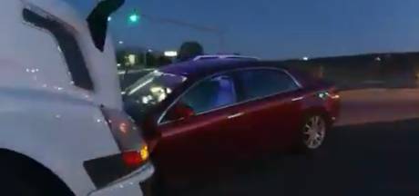 Meisje (9) rijdt met zusje (4) naar de kust, maar botst tegen vrachtwagen: ‘Wilden gaan zwemmen’