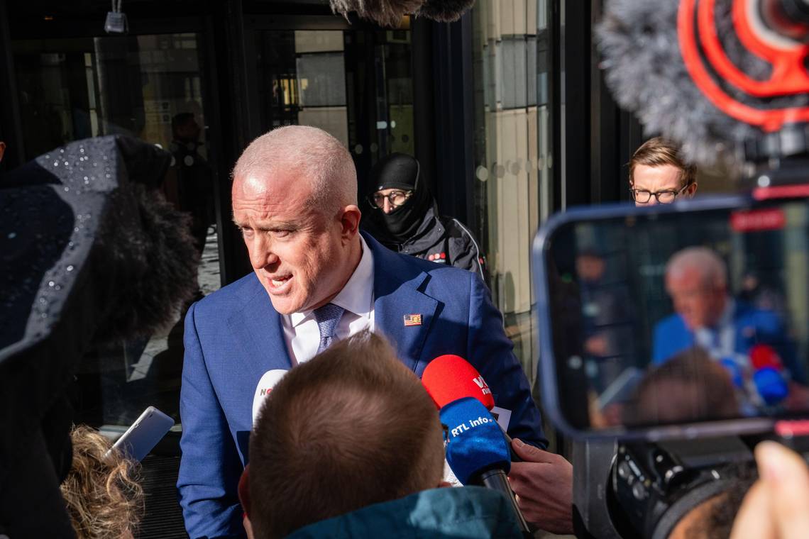 De Amerikaanse ambassadeur Bill White gewoon op het vliegtuig zetten, mag België dat eigenlijk doen?