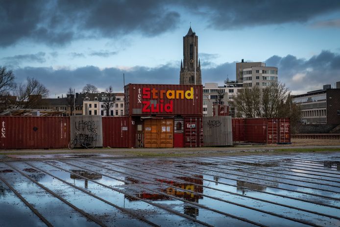 De containers van Strand Zuid, vlak na de brandstichting en vandalisme.