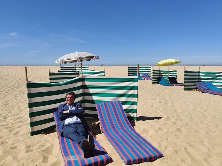 Burgemeester Bart Tommelein demonstreert de social-distancingmaatregelen op het strand van Oostende.  Beeld BELGA