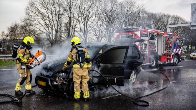 Bestuurder verdwenen na autobrand op N261 bij Tilburg, politie zoekt chauffeur