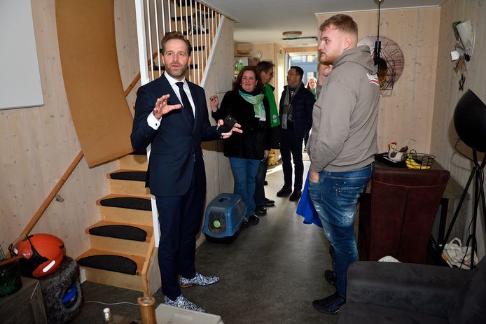 Minister Hugo de Jonge was vorige maand nog op bezoek in Nijkerk bij de tiny houses in Spoorkamp. Lokale politici deden toen een oproep om aan de overheid om mee te helpen aan de groei in de gemeente.