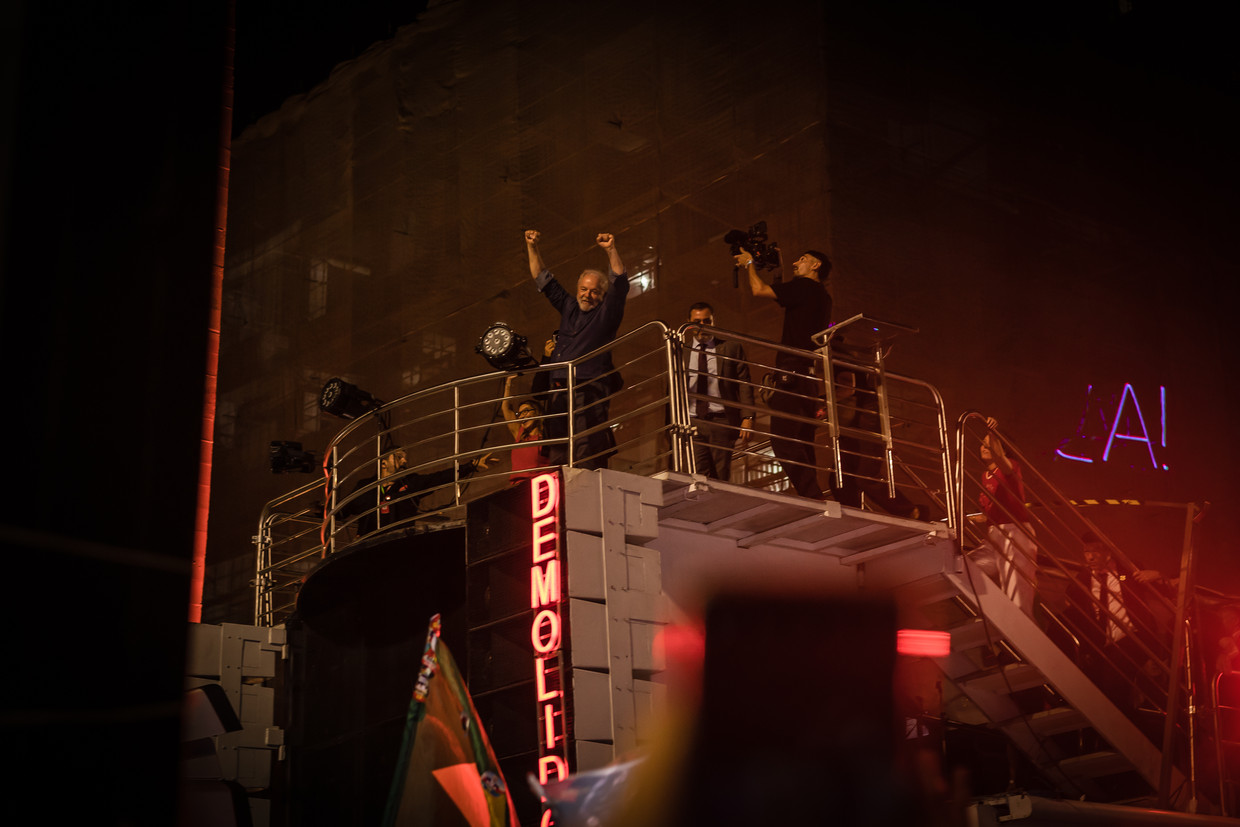 Lula viert zondagavond zijn overwinning in São Paulo. Beeld Nicola Zolin