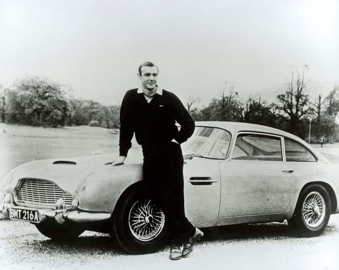 Sean Connery bij de Aston Martin tijdens de opnames van Goldfinger in 1964.