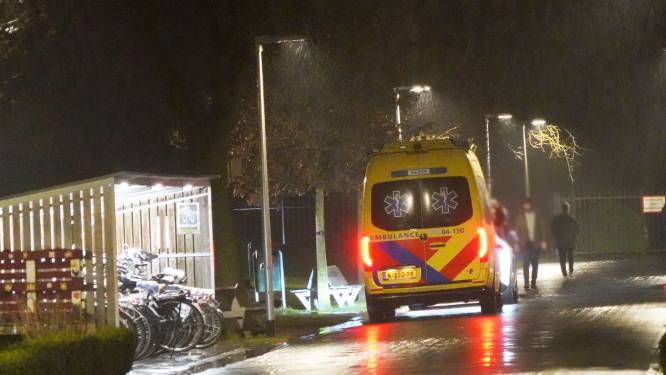 Man (24) dood na steekincident op azc Hardenberg, medebewoner (23) aangehouden