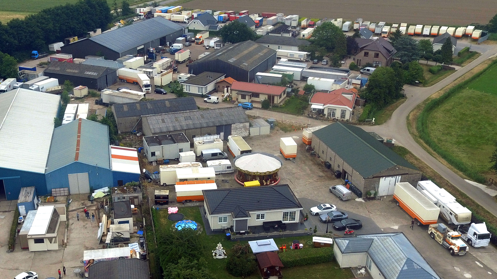 Kermisfamilie Zit Thuis Met Tientallen Stilstaande Attracties Alleen