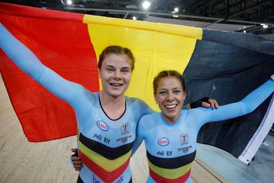Goud! Lotte Kopecky en Shari Bossuyt veroveren wereldtitel na superspannende ploegkoers