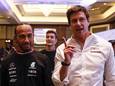 Teambaas Toto Wolff met coureurs Lewis Hamilton en (op de achtergrond) George Russell.
