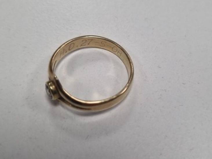 Van wie is deze ring met datum 27-5-2008? Politie vindt partij gestolen sieraden bij criminelen
