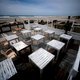 Nederlanders maken weer voorzichtig buitenlandse vakantieplannen. Is dat realistisch?