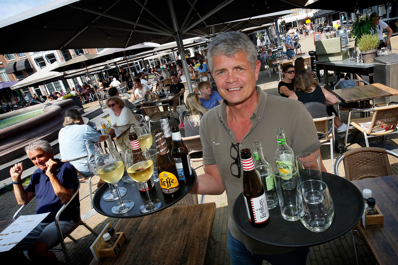Reggie Ginus helpt mee in de bediening, omdat er een tekort is aan personeel.