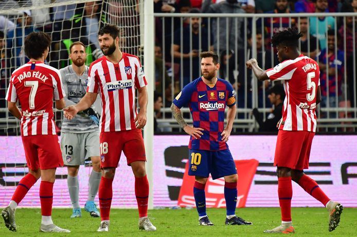 FC Barcelona en Messi gaven een 2-1-voorsprong tegen Atlético donderdag uit handen in de halve finale van de Spaanse Supercup in het Arabische Jeddah.