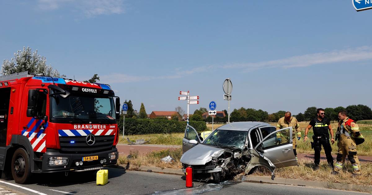 Ravage door aanrijding met verkeerslicht bij Oeffelt | Boxmeer | gelderlander.nl - De Gelderlander