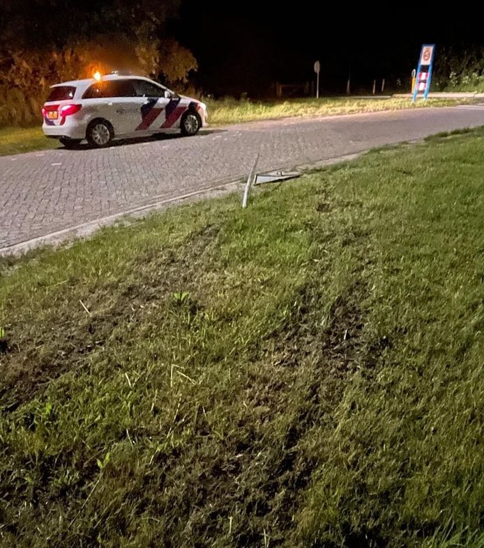 De jeugdagent Steenwijkerland deelde dit beeld van de plaats van het omgereden verkeersbord op Instagram.