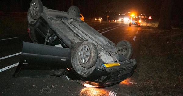 Auto slaat over de kop op N335 in Beek - De Gelderlander