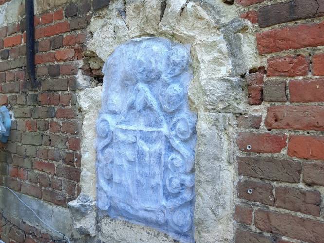 Wapenschild van 1631 verwijderd uit Donjon Ter Heyden: “Aangetast door metselbijtjes”
