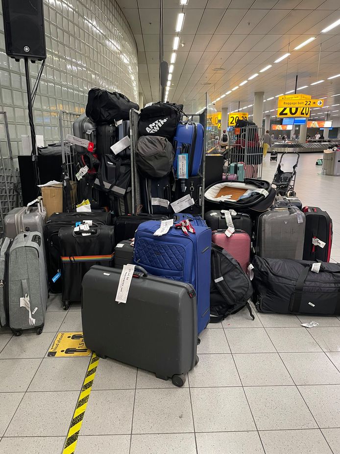 Stapels achtergelaten koffers op Schiphol.