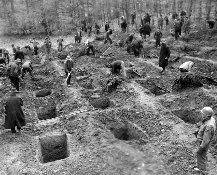 Na de oorlog werden de Duitsers in Suttrop gedwongen om de lijken van dwangarbeiders terug op te graven. Vervolgens werden de lichamen in een echt graf gelegd (archiefbeeld).