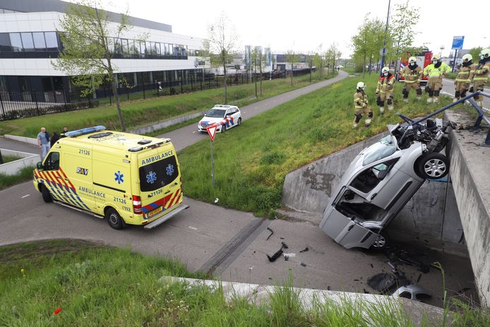 Bestelbus valt van brug bij Corridor in Veghel