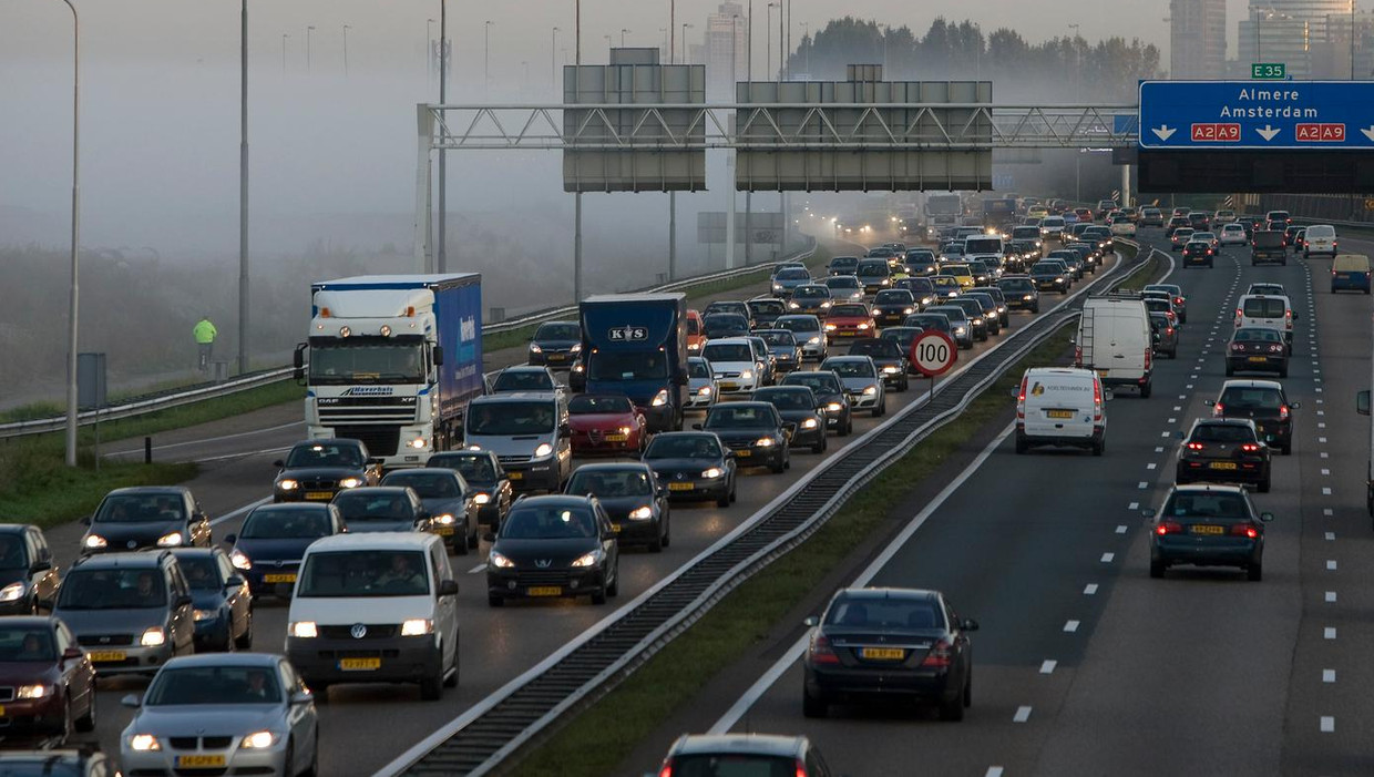 Vooral files tijdens de spits zorgen voor luchtvervuiling, blijkt uit het rapport. Beeld anp