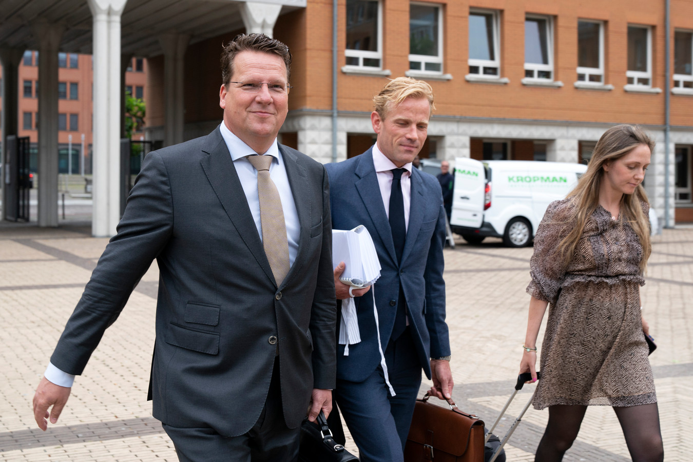Koen Slippens, topman van Sligro in Veghel, arriveert samen met zijn advocaat Jan Willem De Groot bij de rechtbank om te getuigen in de EMTE-zaak die plaatsgenoot Jumbo heeft aangespannen.