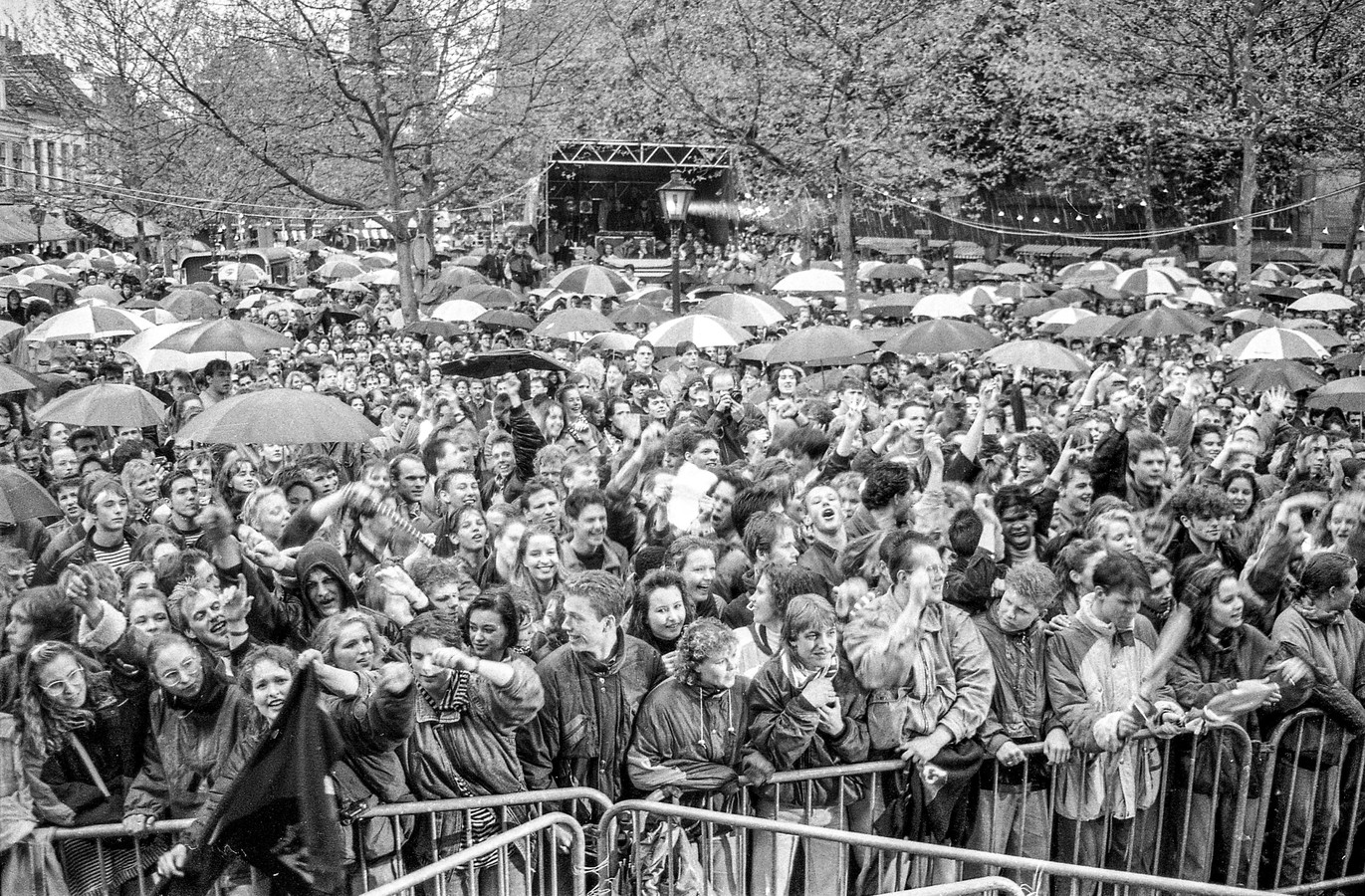 Het eerste Bevrijdingsfestival in Zwolle, toen nog op het Grote Kerkplein. De regen kwam met bakken uit de hemel op 5 mei 1991.