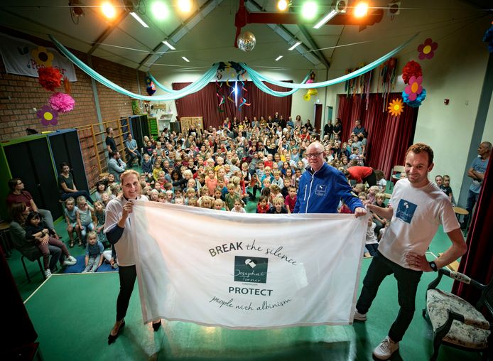 Vlag uit Gemert gaat mee de Kilimanjaro op | Gemert Bakel Klimmers Gemert voor albinisme op top van Kilimanjaro