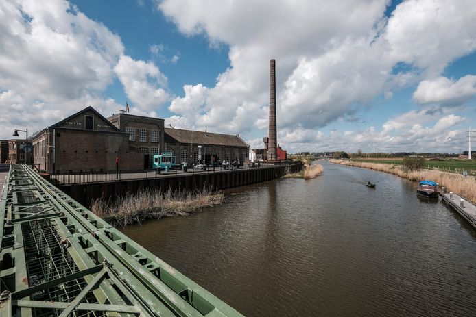 De achterzijde van het DRU-complex in Ulft, met rechts het fietspad.