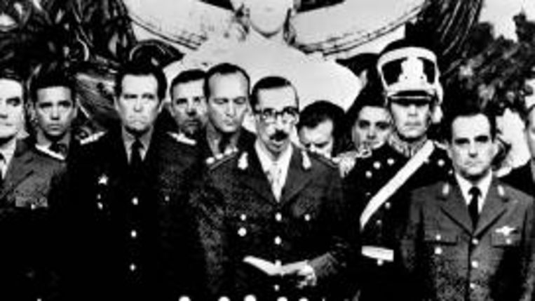 BeÃ«diging van generaal Videla (midden) als president in 1976. (EPA) Beeld 