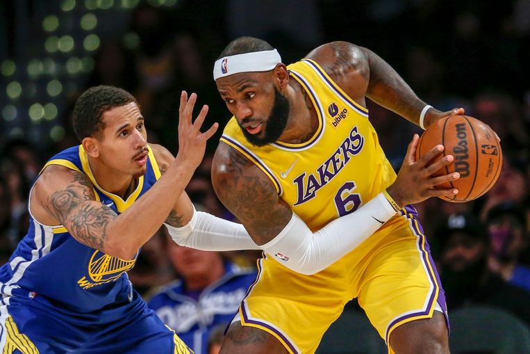 Juan Toscano-Anderson (Golden State Warriors) verdedigt op LeBron James (Los Angeles Lakers). Beeld AP