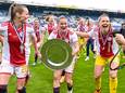 Eshly Bakker (links), aanvoerder Sherida Spitse (midden) en Lize Kop (rechts) vieren het kampioenschap na de winst op PEC Zwolle op 7 mei.