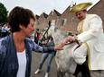 Peter Seiger in 2009 als hij als prins op het witte paard Louise Loohuis ten huwelijk vraagt.