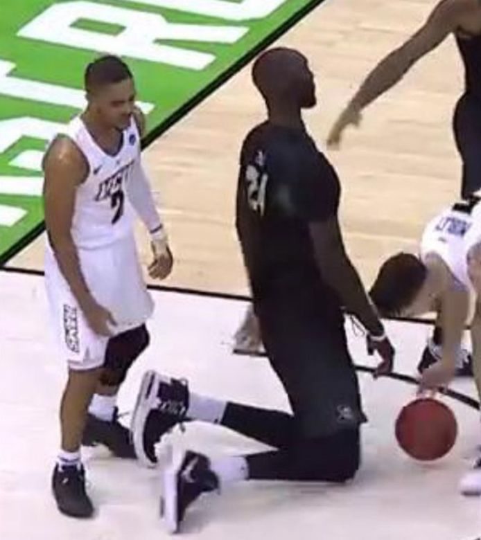 Op zijn knieën kan Tacko Fall andere basketspelers nog recht in de ogen kijken.