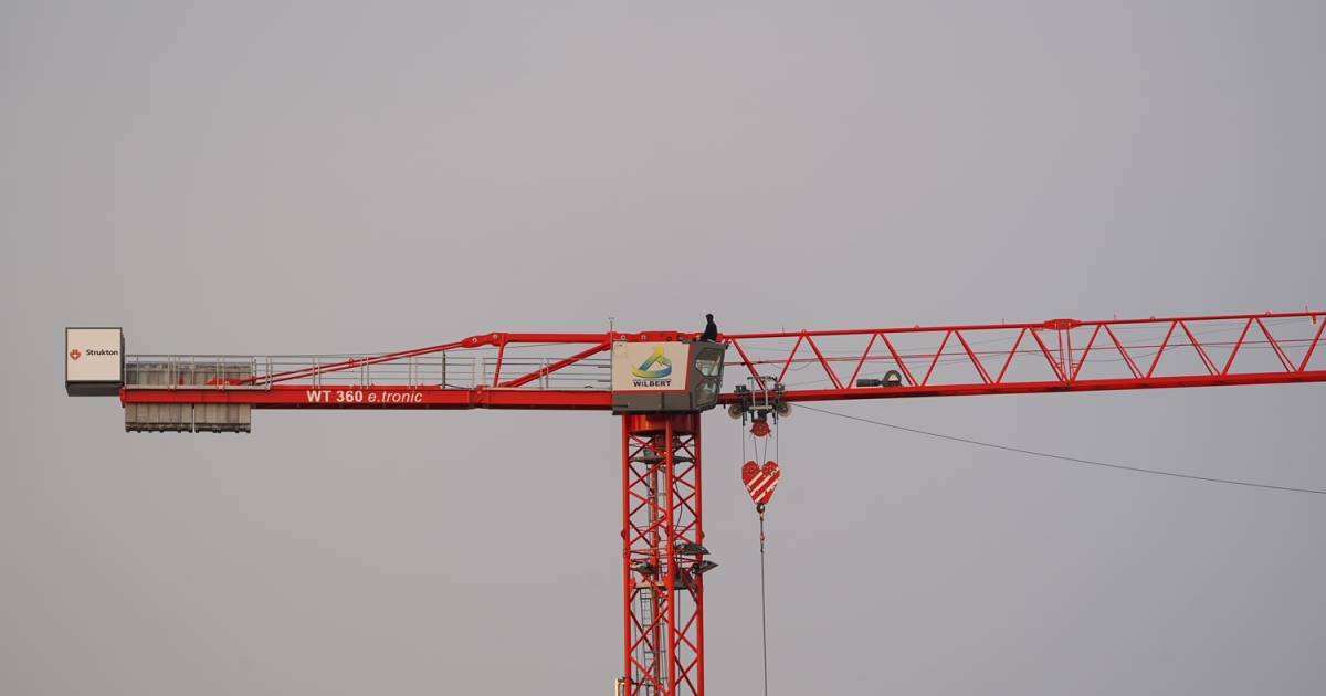 Station Groningen ontruimd om persoon in torenkraan, man inmiddels weer beneden