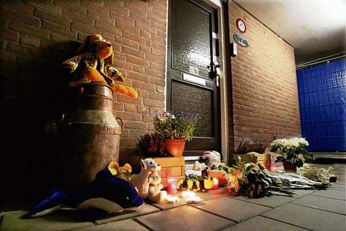 2005: bloemen en knuffels voor de woning van de slachtoffers.